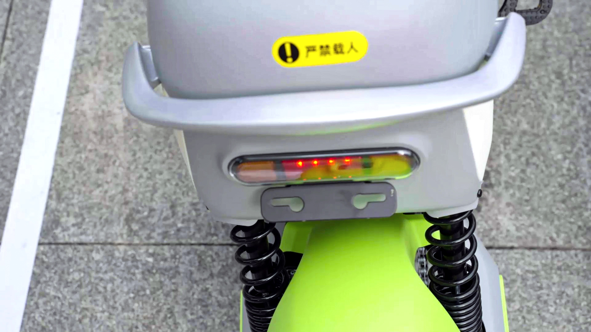 共享電動(dòng)車可以坐兩個(gè)人嗎